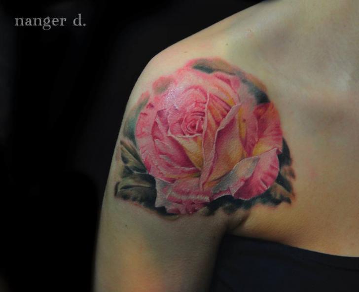 Tatouage Épaule Fleur Rose par Kwadron Tattoo Gallery