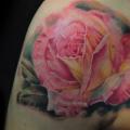 tatuaje Hombro Flor Rosa por Kwadron Tattoo Gallery