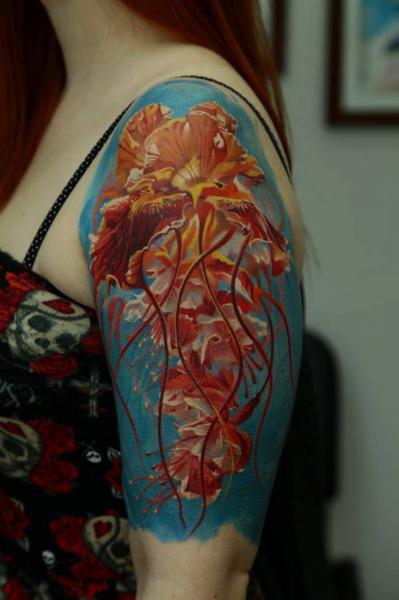 Tatuaje Hombro Medusa por Kwadron Tattoo Gallery