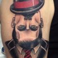 Schulter New School Männer Hut tattoo von Kwadron Tattoo Gallery