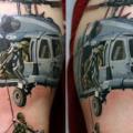 tatuaje Hombro Realista Helicóptero por Kwadron Tattoo Gallery