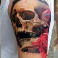 tatuaje Hombro Cráneo Rosa por Kwadron Tattoo Gallery