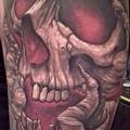 tatuaje Hombro Cráneo por Kwadron Tattoo Gallery
