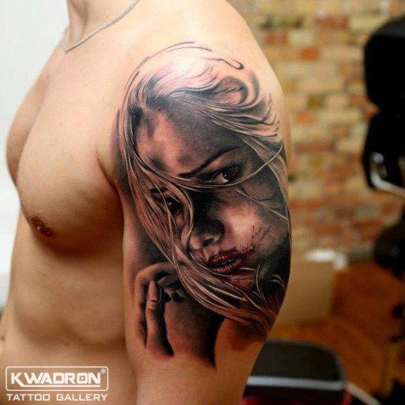 Tatuaggio Spalla Ritratti Donne di Kwadron Tattoo Gallery