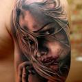 tatuaje Hombro Retrato Mujer por Kwadron Tattoo Gallery