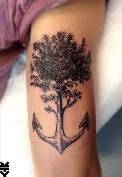 Tatuaje Brazo Ancla Árbol por On Point Tattoo
