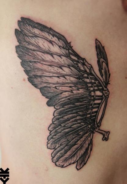 Tatuaje Pluma Alas por On Point Tattoo