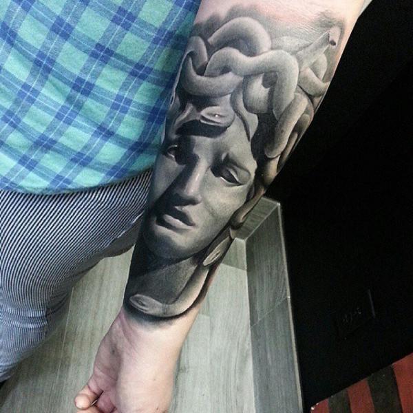 Tatuaggio Braccio Dea Medusa di Inkaholik Tattoos