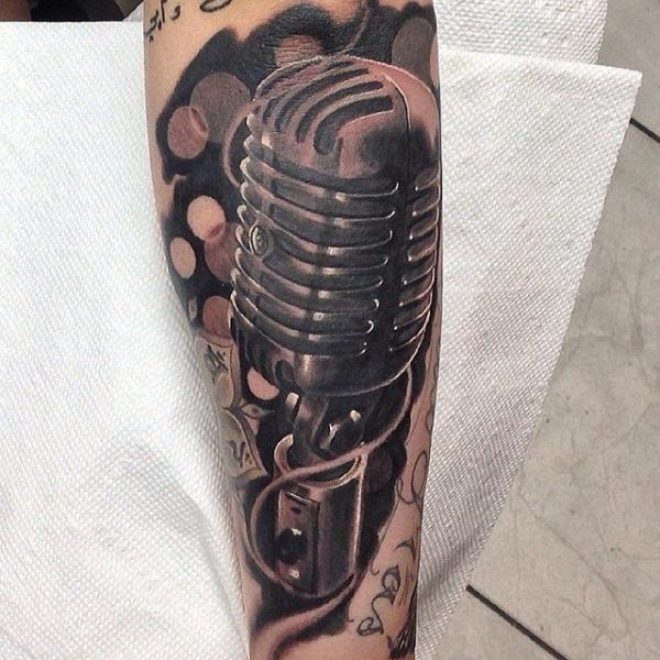 Tatuaje Brazo Micrófono por Inkaholik Tattoos