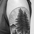 Arm Dotwork Baum tattoo von Kostya Dvuhzerkalcev