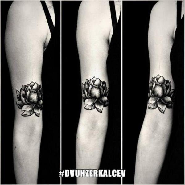 Tatuaje Brazo Flor por Kostya Dvuhzerkalcev