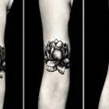 tatuaje Brazo Flor por Kostya Dvuhzerkalcev