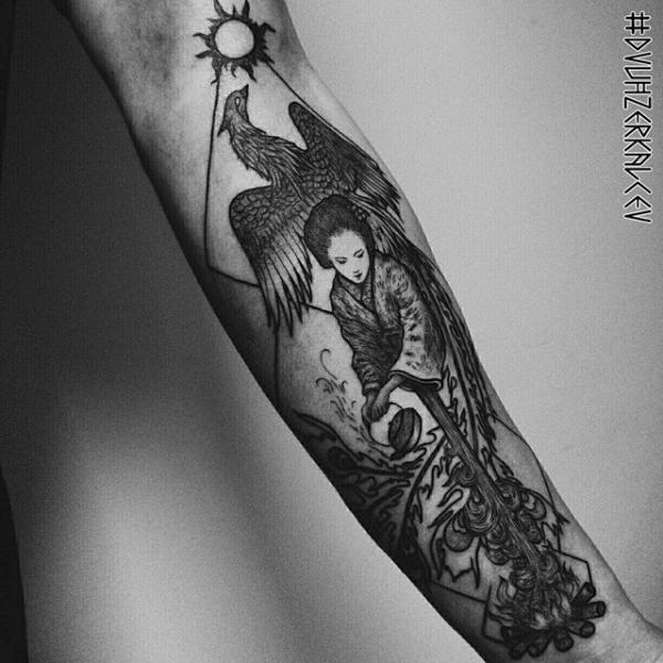 Tatuaje Brazo Fénix Geisha por Kostya Dvuhzerkalcev