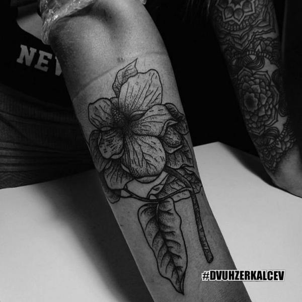 Tatuaje Brazo Flor Dotwork por Kostya Dvuhzerkalcev