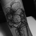 Arm Blumen Dotwork tattoo von Kostya Dvuhzerkalcev