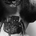 Nacken Kamera Spinnen tattoo von Kostya Dvuhzerkalcev