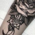 tatuaje Brazo Flor Rosa por Sacred Art Tattoo