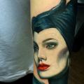 tatuaje Brazo Retrato Maleficent por Sacred Art Tattoo