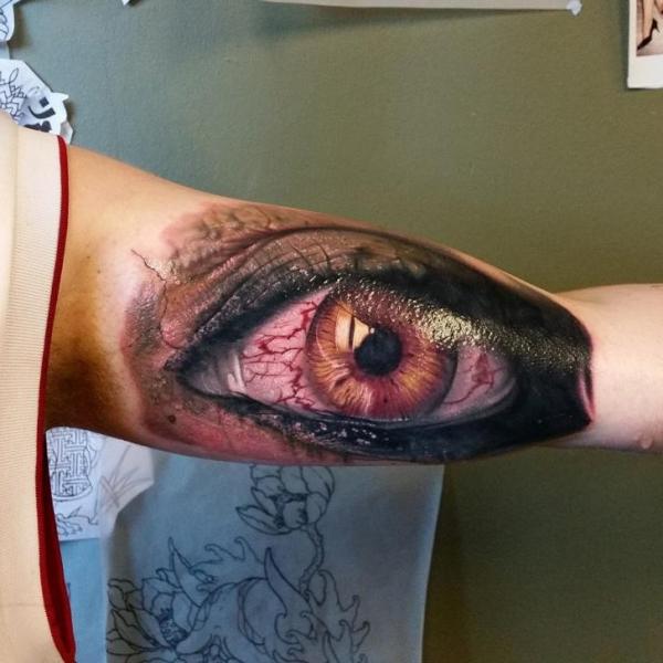 Tatuaje Brazo Realista Ojo por Sacred Art Tattoo