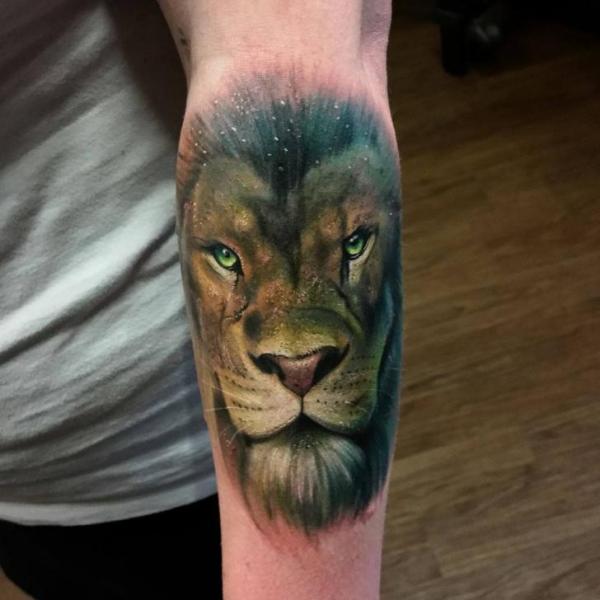 รอยสัก แขน เหมือนจริง สิงโต โดย Sacred Art Tattoo