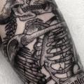 tatuaje Brazo Esqueleto por Sacred Art Tattoo