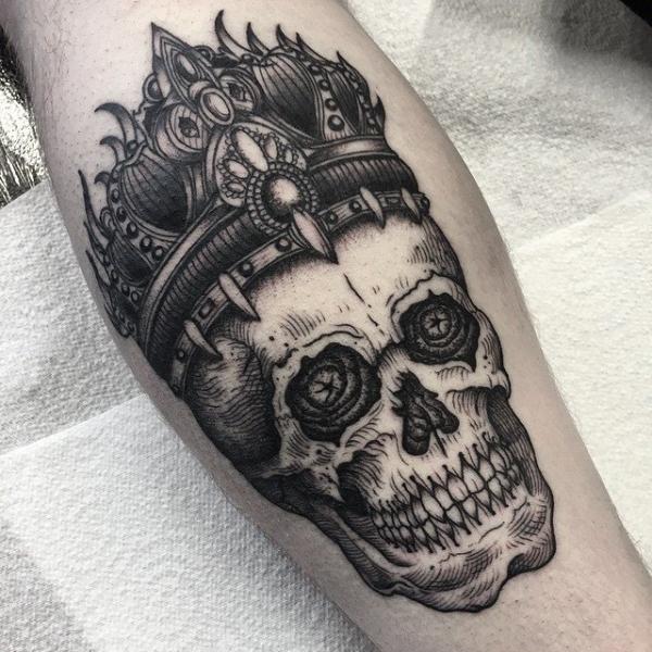 Tatuaje Brazo Cráneo Corona por Sacred Art Tattoo