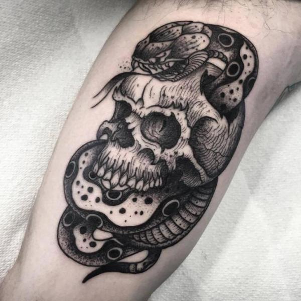 Tatuaje Brazo Serpiente Cráneo por Sacred Art Tattoo