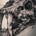 tatuaje Brazo Cráneo por Sacred Art Tattoo