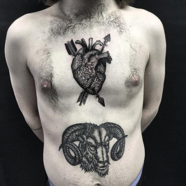 Tatuaggio Petto Cuore Dotwork di Sacred Art Tattoo