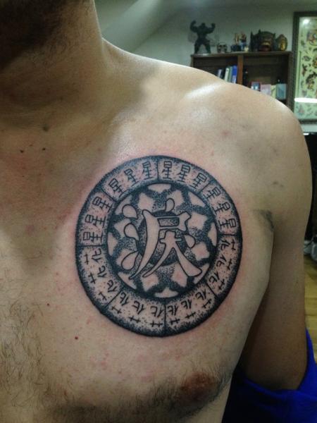 Tatuagem Peito Símbolo por Sacred Art Tattoo