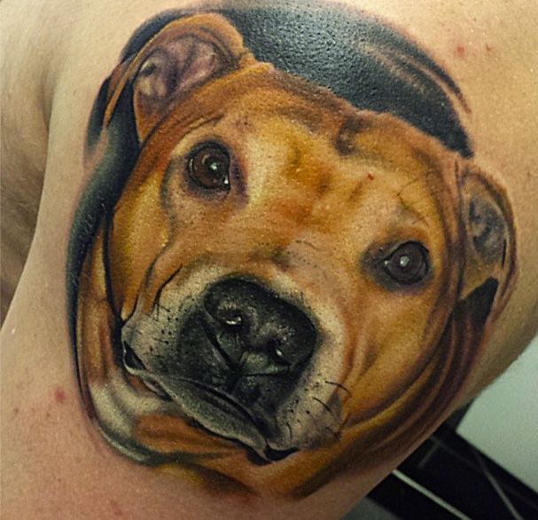 Tatuaje Hombro Realista Perro por Sacred Art Tattoo