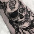 Fuß Totenkopf Dolch tattoo von Sacred Art Tattoo