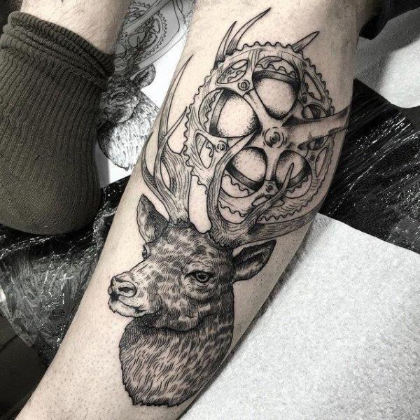 Tatuaje Engranaje Pierna Dotwork Ciervo por Sacred Art Tattoo