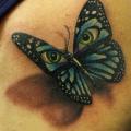 tatuaje Hombro Realista Mariposa por Sacred Art Tattoo
