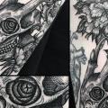 Schulter Blumen Totenkopf tattoo von Sacred Art Tattoo