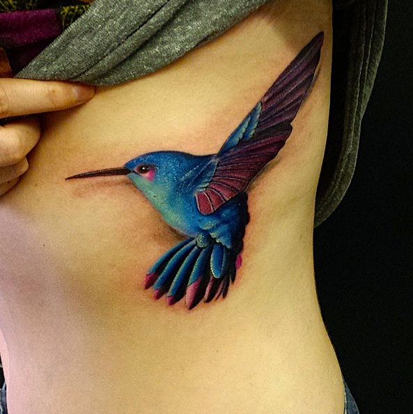 Tatouage Réaliste Côté Colibri par Sacred Art Tattoo