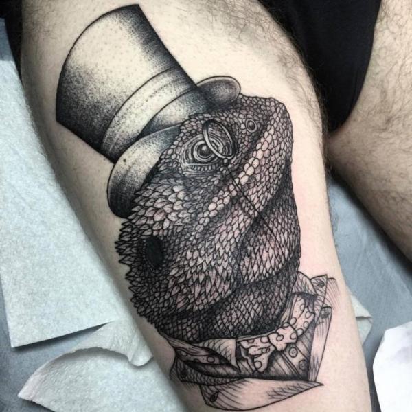 Tatuaje Muslo Camaleón Sombrero por Sacred Art Tattoo