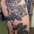 tatuaje Flor Dotwork Muslo por Sacred Art Tattoo