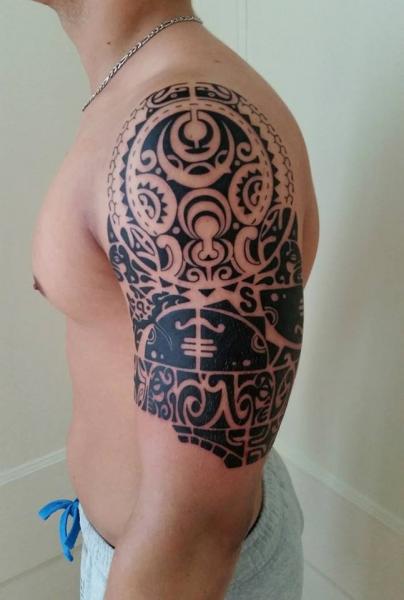 Tatuaggio Spalla Braccio Tribali Maori di Blacksheep Ink