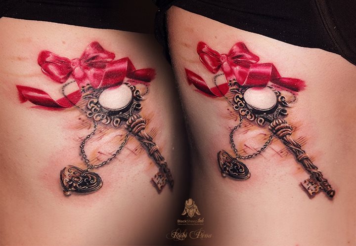 Tatuaggio Realistici Fiocco Chiave Coscia di Blacksheep Ink