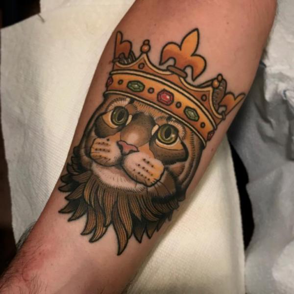 Tatuaggio Braccio Gatto Corona di Dave Wah
