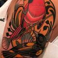 Schulter Arm Vogel tattoo von Dave Wah