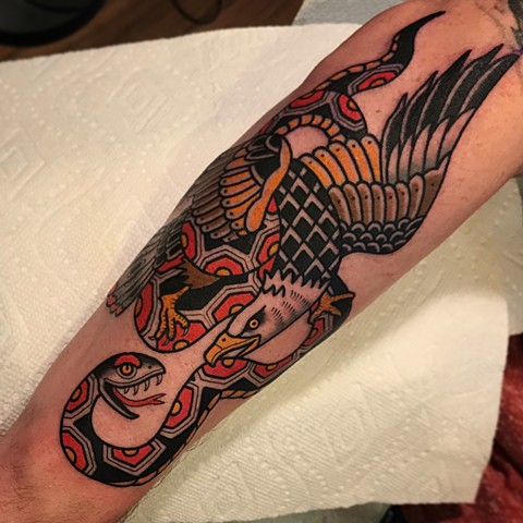 Tatuaje Brazo Serpiente Old School Águila por Dave Wah