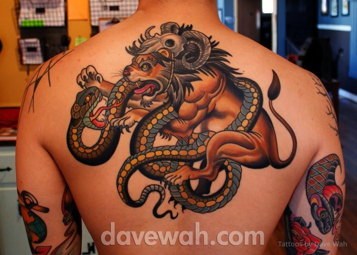 Tatuaje Serpiente Espalda León por Dave Wah