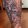 tatuaje Ternero Pierna Flor Dotwork por Dave Wah