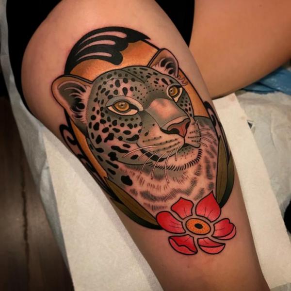 Bein Blumen Tiger Oberschenkel Tattoo von Dave Wah