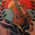 tatuaje Hombro Guitarra Paloma por Dave Wah