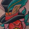 Schulter Blumen Feder Hut tattoo von Dave Wah
