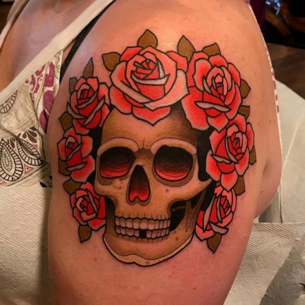 Tatuaje Hombro Flor Cráneo por Dave Wah