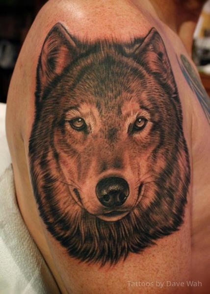 Tatuaje Hombro Realista Lobo por Dave Wah